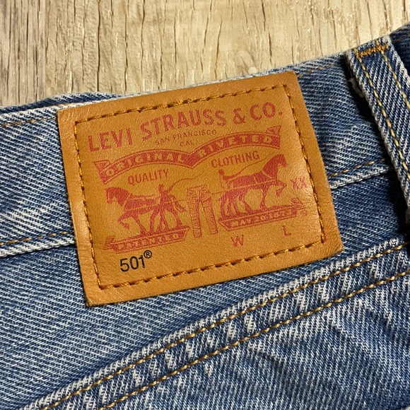 Levi’s Jean Shorts - Picture 3 of 5